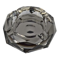 Doutníkový popelník křišťál Octagon černý 17,5cm, 4D - Masivn sklenn doutnkov popelnk na 4 doutnky. Hranat kilov popelnk ve tvaru octagonu je v kouovm proveden se zrcadlovm efektem. Popelnk na doutnky je bohat zdoben brouenmi plochami a je precizn vyroben z kvalitnho skla. Popelnk je dodvan v drkov kazet. Rozmry popelnku: 17,5x17,5x4cm.

Distributor: Fortis-DB, spol. s r.o.