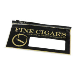 Sáček na doutníky Fine Cigars, plastový - Sek na doutnky Fine Cigars. Plastov sek je uren pro pevoz doutnk, ne vak pro skladovn. Sek se zipovm zavrnm ochrn Vae doutnky a zabrn jejich pokozen. Rozmry sku 25x13,5cm.

Distributor: Fortis-DB, spol. s r.o.
